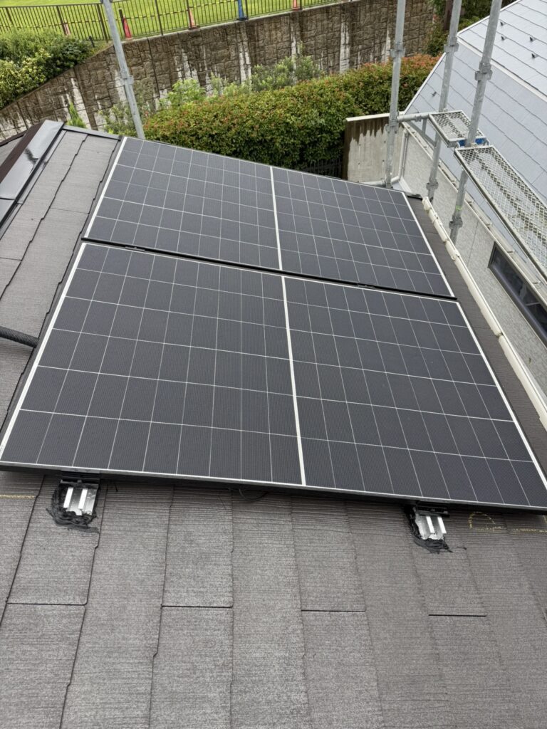 スレート屋根に設置された太陽光パネル