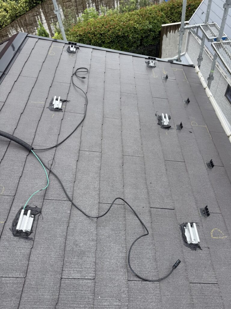 太陽光パネル設置前に屋根寸法と状態を確認する施工写真