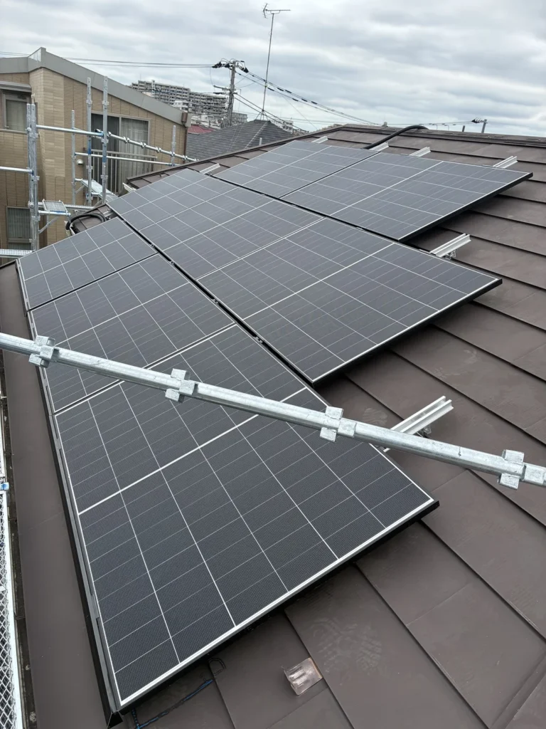 横葺き金属屋根に取り付けた太陽光パネルの全景