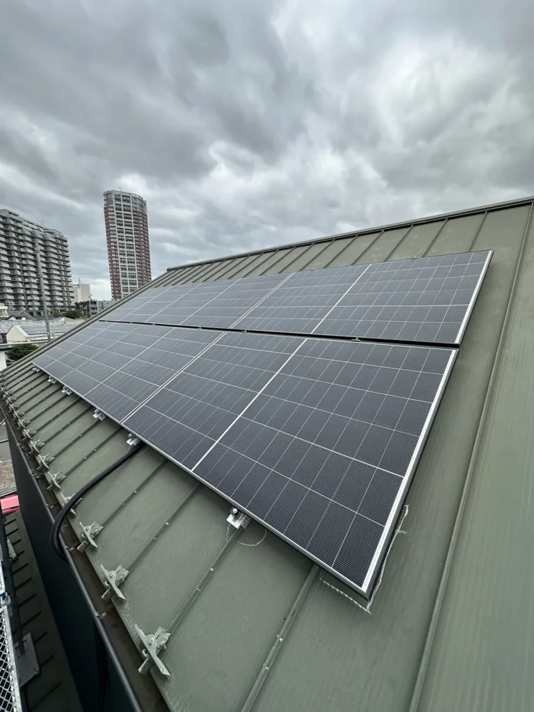 立平葺きの金属屋根に設置した太陽光パネル