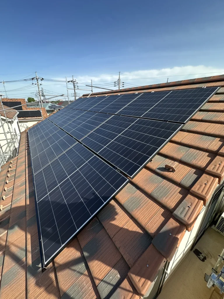 瓦屋根に設置した太陽光パネルの全景